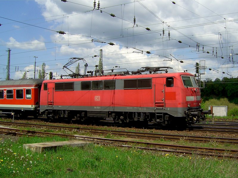 Die 111 173 am 03.05.2008 bei der Einfahrt mit einer RB in den Passauer Hbf. 
