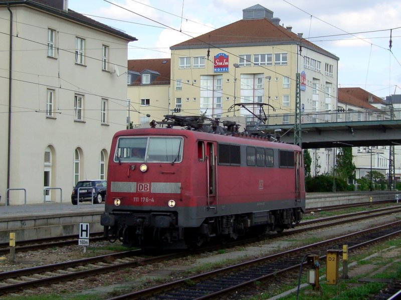 Die 111 176 am 26.08.2008 bei einer Rangierfahrt in Regensburg Hbf. 