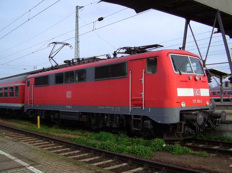 Die 111 182 am 19.04.2008 mit einer RB in Plattling.