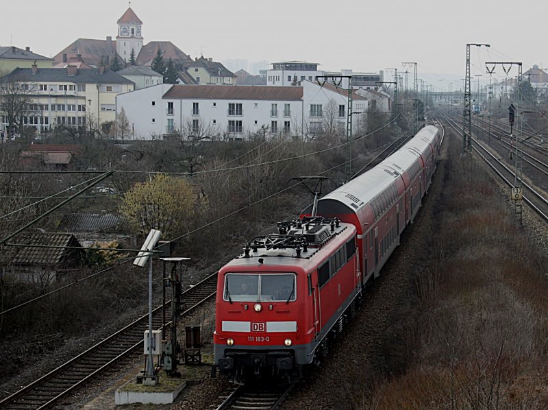 Die 111 183 hat soeben den Regensburger Hbf verlassen in Richtung M�nchen mit einem RE am 14.03.2009 (Bahnbildertreffen)