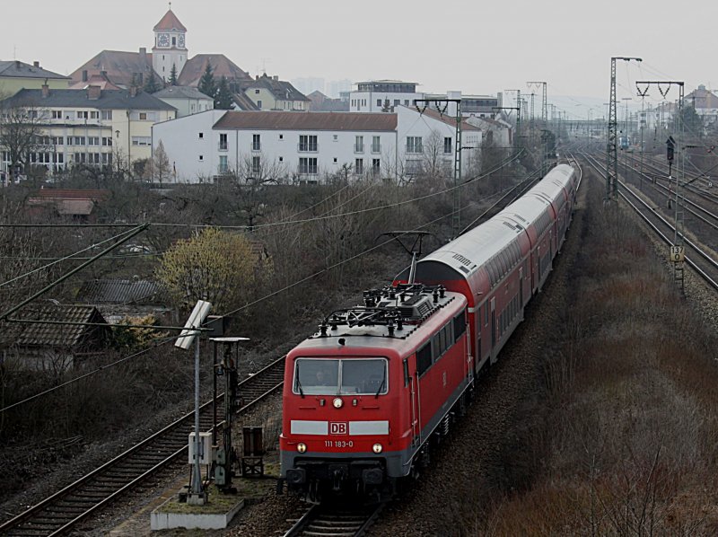 Die 111 183 hat soeben den Regensburger Hbf verlassen in Richtung Mnchen mit einem RE am 14.03.2009 (Bahnbildertreffen)