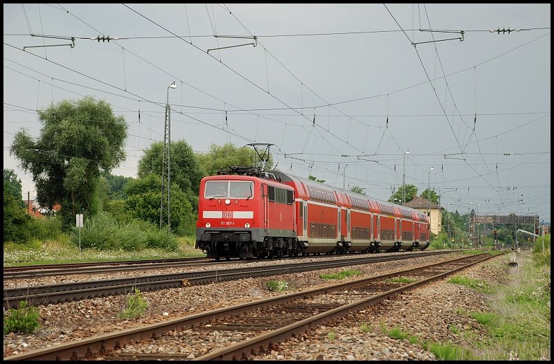 Die 111 187 ist mit einem Regionalzug in Richtung Ingolstadt unterwegs. Aufgenommen bei Reichertshofen im Juli 2008.
