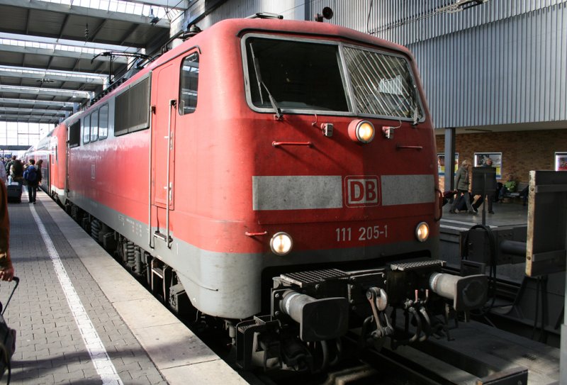 Die 111 205-1 mit einem RE steht im Sandwich in Mnchen HBF, aufgenommen am 20.10.2009