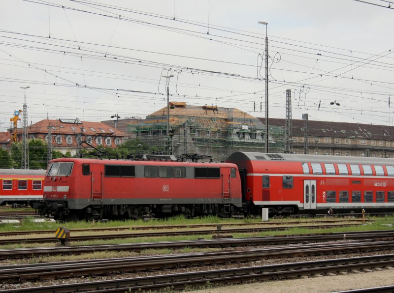 Die 111 205 am 16.05.2009 mit einem RE bei der Ausfahrt aus dem Mnchener Hbf. (Bahnbildertreffen)