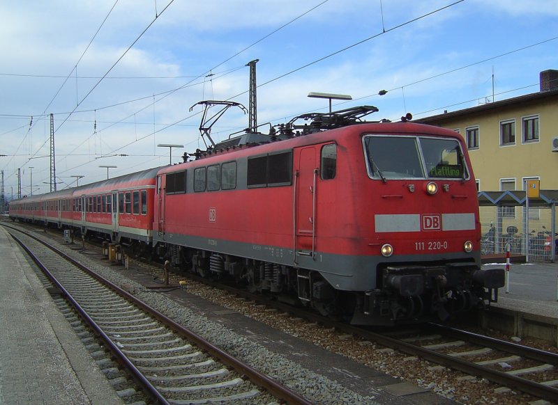 Die 111 220 mit einer RB am 04.01.2008 bei der Einfahrt in Passau HBF. 