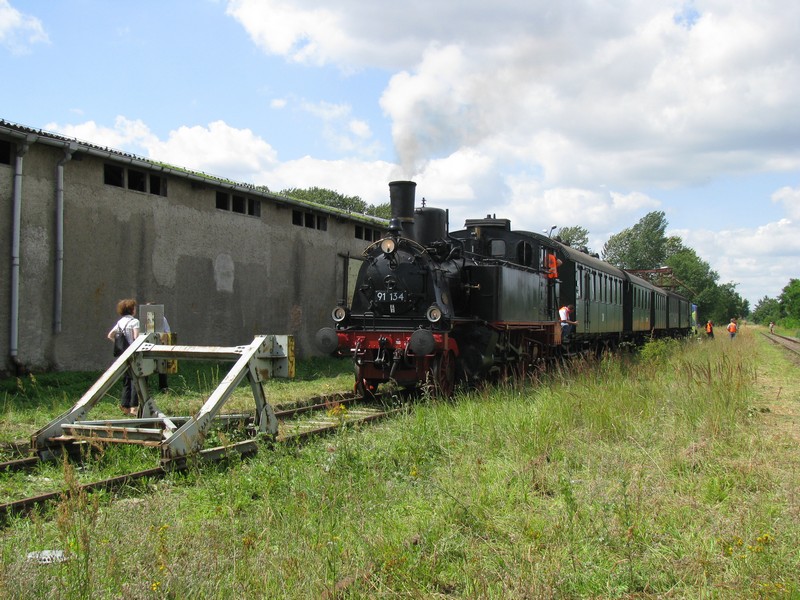 Die 111-jhrige Dampflok BR 91 134 -DR- fhrte nach zehnjhriger Pause einen Sonderzug auf der Strecke von Schwerin ber gadebusch nach Rehna. Hier wartet BR 91 134 im Bahnhof Rehna (NWM) auf die Rckfahrt nach Schwerin 26.07.2009