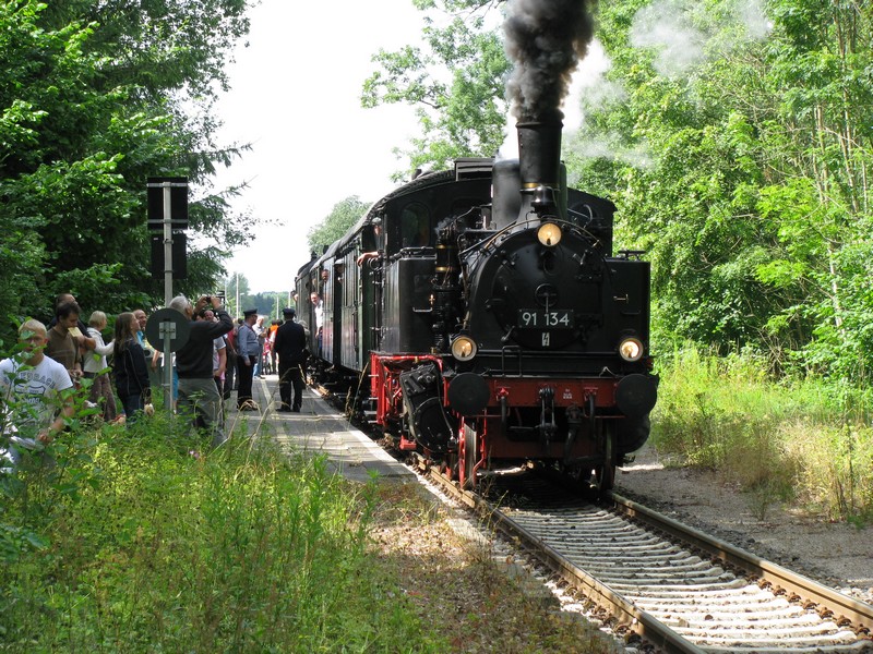 Die 111-jhrige Dampflok BR 91 134 -DR- fhrte nach zehnjhriger Pause einen Sonderzug auf der Strecke von Schwerin ber gadebusch nach Rehna. Hier bei der Ankunft im Bahnhof Gadebusch 26.07.2009