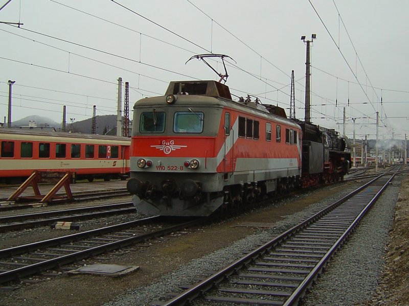 Die 1110 522 und die 01 533 am 02.02.2008 bei der Einfahrt in Salzburg Hbf. 