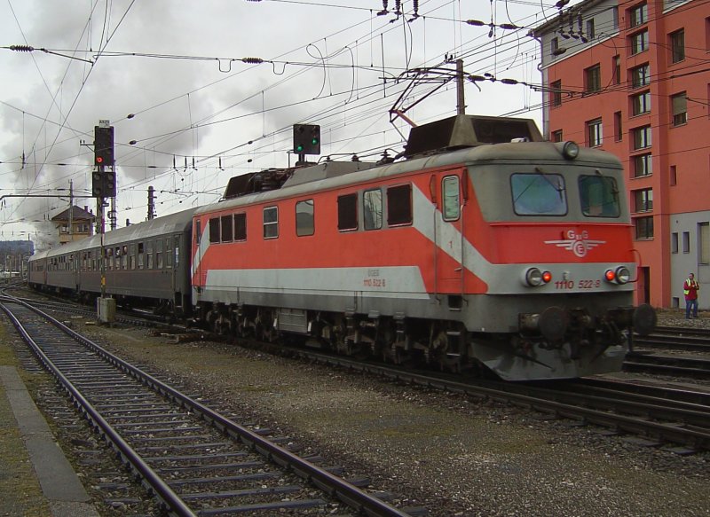 Die 1110 522 mit einem IGE Sonderzug am 02.02.2008 bei der Ausfahrt aus Salzburg Hbf. 