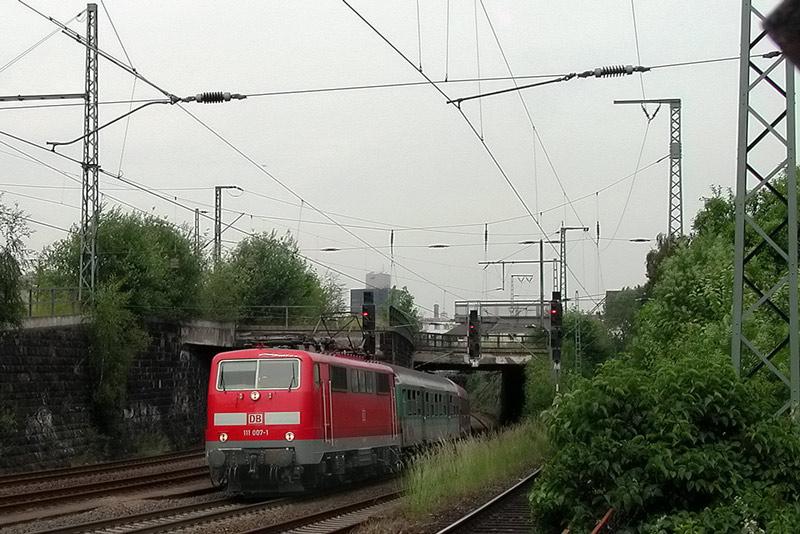 Die 111007 mit altem Stromabnehmer, hat einen Regionalzug am Haken.
Ausfahrt Hagen Hbf-Kln. Aufn. 2004