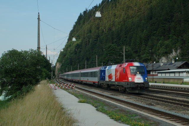 Die 1116 003 mit dem EC 566 im Bahnhof Brixlegg.