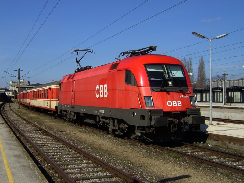 Die 1116 006 am 15.03.2008 mit einer Regionalzug bei der Ausfahrt aus Wiensdbahnhof. 