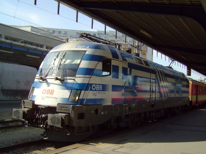Die 1116 007 EM Griechenland am 15.03.2008 mit einer Regionalbahn nach Gy�r in Wien S�dbahnhof.