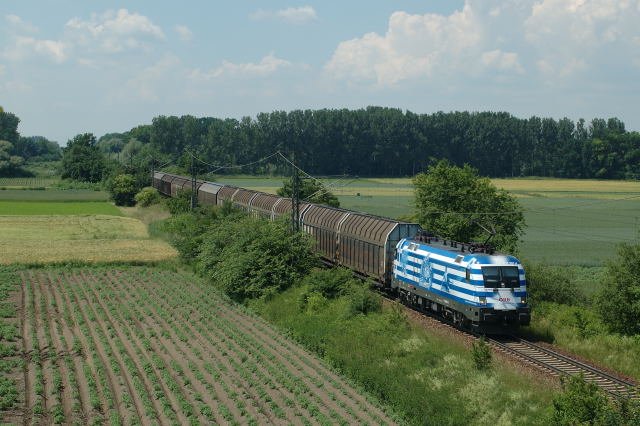 Die 1116 007 vor dem Bahnhof Manching auf der Strecke Ingolstadt-Regensburg.