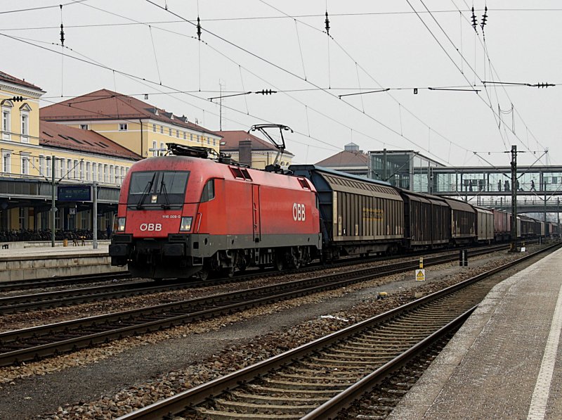 Die 1116 009 am 14.03.2009 mit einem Gterzug bei der Durchfahrt durch den Regensburger Hbf. (Bahnbildertreffen)