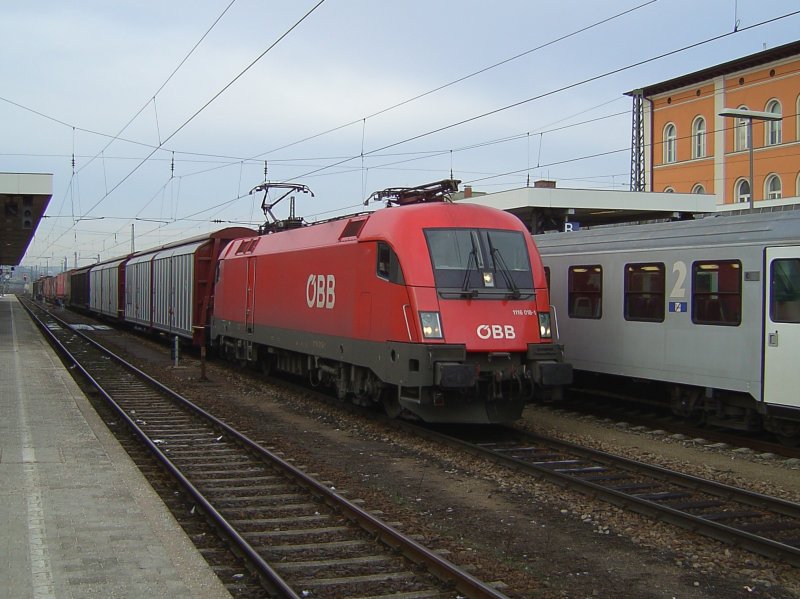 Die 1116 018 am 04.01.2008 mit einem Gterzug bei der Durchfahrt in Passau Hbf in Richtung sterreich. 