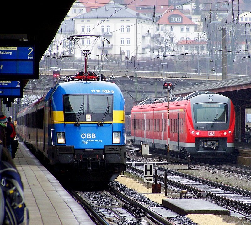 DIe 1116 029-8 der BB mit Schwedischer Fussballwerbung fhrt mit einem EC in Richtung Klagenfurt Hbf in Ulm ein. Im Hintergrund ein Lirex 440 der DB. 28.03.09
