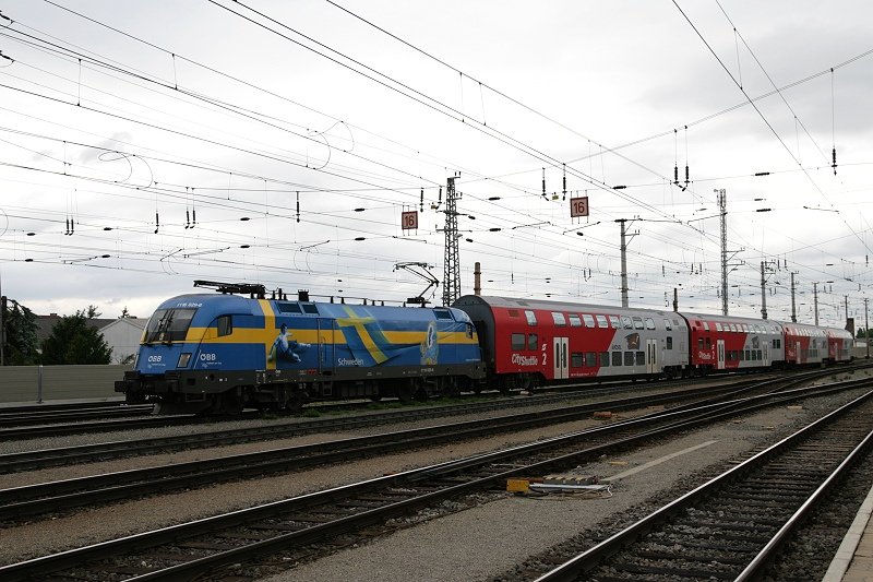 Die 1116 029  EM Schweden  ist gerade am 21.05.08 bei der Einfahrt in den Bahnhof Wiener Neustadt.