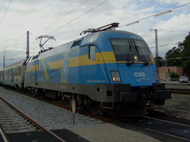 Die 1116 029 (EM Schweden) am 23.08.2008 mit einem EC bei der Ausfahrt aus Rosenheim. 