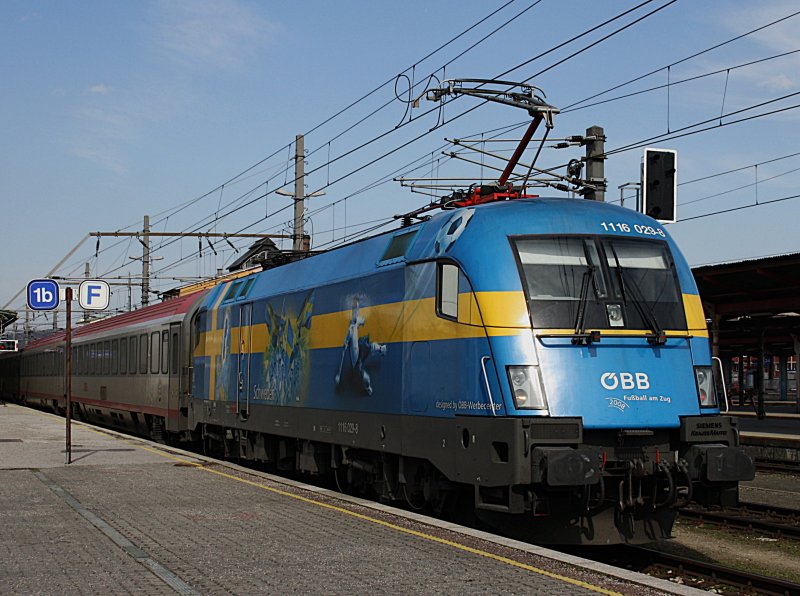 Die 1116 029 (EM Schweden) am 28.03.2009 mit dem EC Wrtersee auf Gleis 1 in Salzburg Hbf. 