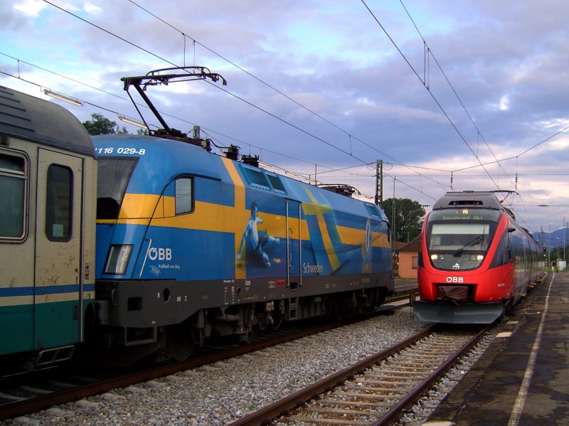 Die 1116 029 (EM Taurus Schweden) wartet mit ihrem IC auf Gleis 5 auf Ausfahrt wehrend auf Gleis 6 der 4020 076 in Rosenheim Einfhrt.