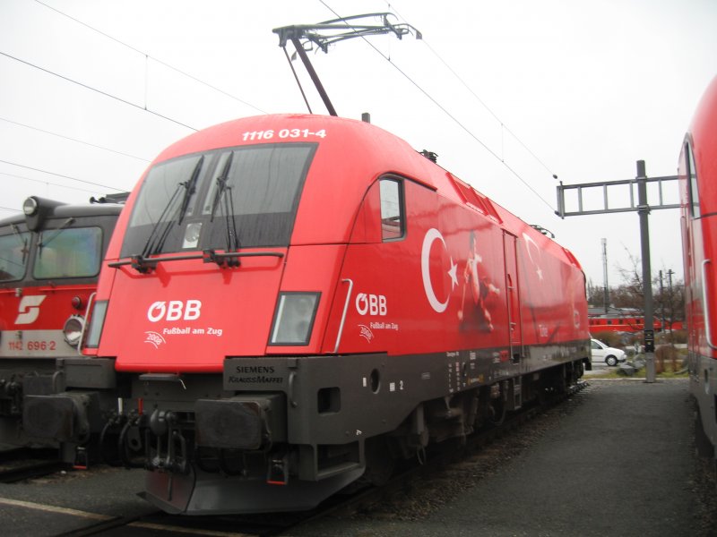 Die 1116 031-4 mit der EM-2008 Lackierung (Seite mit der trkischen Fahne)in Linz Hbf am 27.01.2008.