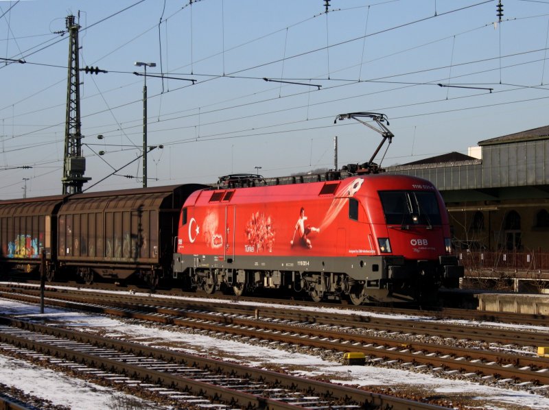 Die 1116 031 EM T�rkei am 09.01.2009 mit einem G�terzug bei der Durchfahrt in Passau Hbf.