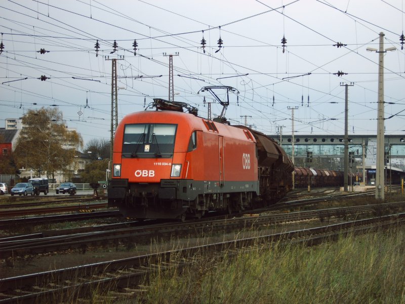 Die 1116 034 schlngelt sich mit einem Gterzug am 11.11.2006 duch die kreuz und quer verlaufenden Gleise des Welser Hauptbahnhofes.