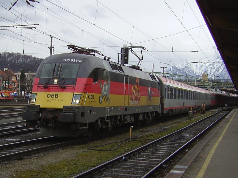 Die 1116 036 EM Taurus Deutschland am 02.02.2008 bei der Ausfahrt aus Salzburg Hbf mit dem EC 115 „W�rtersee“.  