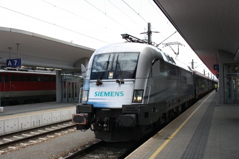 Die 1116 038  Siemens  machte am 09.06.2009 mit ihrem EC von Salzburg nach Wien Westbf in Linz Halt. 