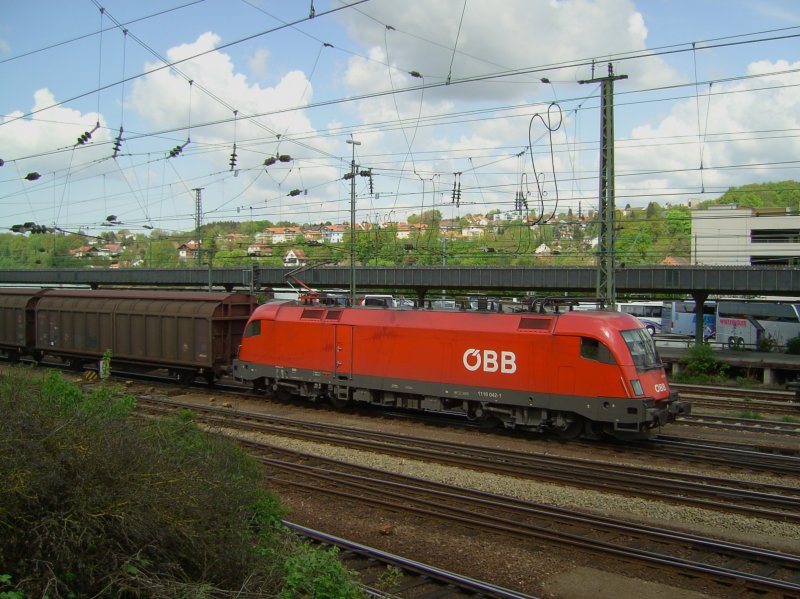Die 1116 042 am 03.05.2008 mit einem Gterzug bei der Durchfahrt in Passau Hbf. 