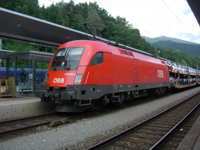 Die 1116 052-0 zieht einen Autoganzzug nach Villach GB. Hier in der Durchfahrt des Hauptbahnhoes Leoben.