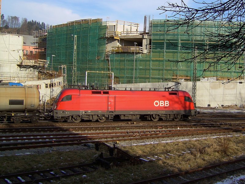 Die 1116 055 am 04.01.2008 mit einem Gterzug bei der Durchfahrt in Passau Hbf.