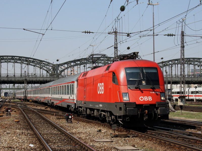 Die 1116 076 am 13.04.2009 mit einem EC bei der Einfahrt in den Mnchner Hbf. 