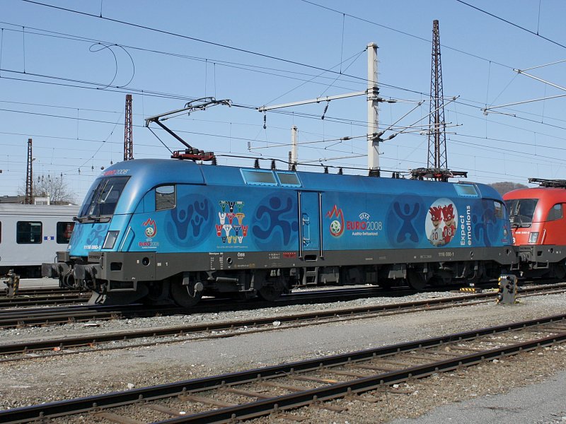 Die 1116 080 (UEFA) am 28.03.2009 mit dem IC Transalpin bei der Einfahrt in den Salzburger Hbf. 