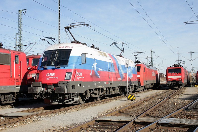 Die 1116 084  EM-Lok Russland  steht in Winterabstellung in Mnchen Nord Rbf (6.03.2008).  
