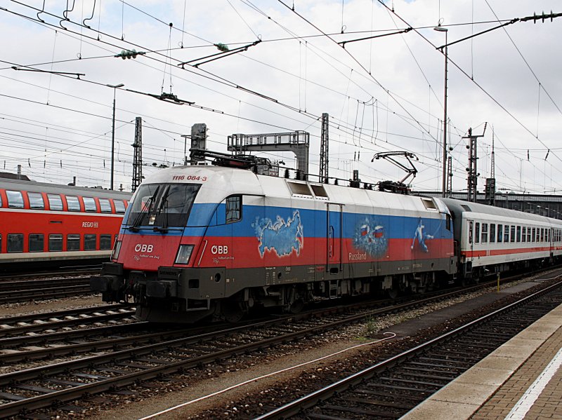 Die 1116 084 (EM Russland) am 16.05.2009 mit einem EC bei der Ausfahrt aus dem M�nchener Hbf. (Bahnbildertreffen) 