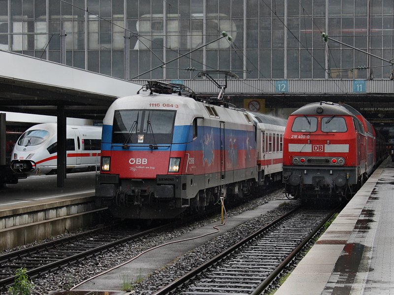 Die 1116 084 (EM Russland) mit einem EC und die 218 400 mit der RB aus M�hldorf am 16.05.2009 in M�nchen Hbf.