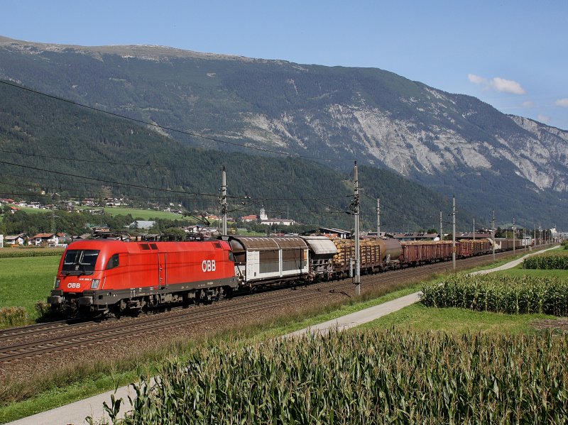 Die 1116 088 mit einem Gemischten G�terzug am 19.09.2009 unterwegs bei Schwaz. 
