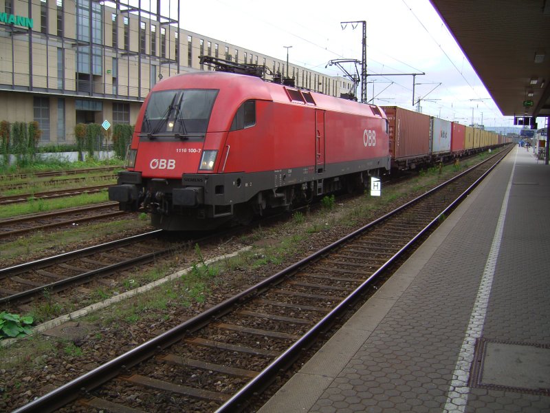 Die 1116 100 mit einem Containerzug bei der Durchfahrt durch Regensburg. (07.09.2007)