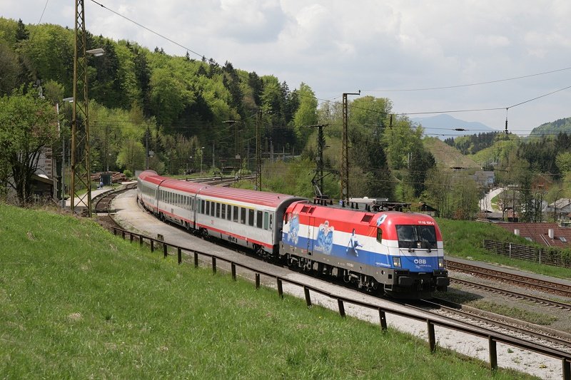 Die 1116 108  EM Kroatien  am 3.05.08 bei der Fahrt mit dem IC 643 von Salzburg nach Wien .

