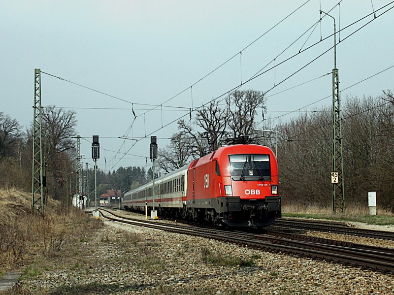 Die 1116 110 am 04.04.2009 mit dem IC Knigsee bei der Durchfahrt in Aling. 