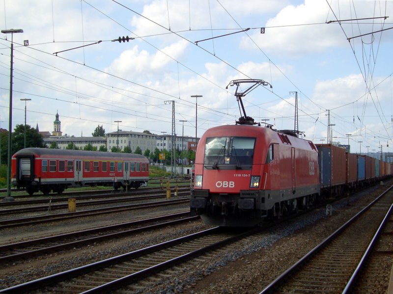 Die 1116 124 am 26.08.2008 mit einem Containerzug bei der Durchfahrt in Regensburg Hbf. 