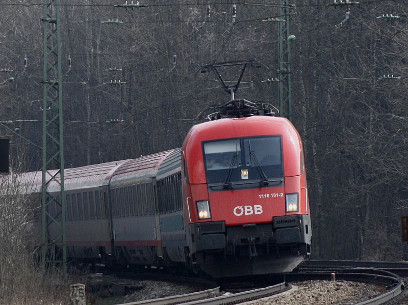 Die 1116 131 am 04.04.2009 mit dem EC W�rtersee bei der Durchfahrt in A�ling.