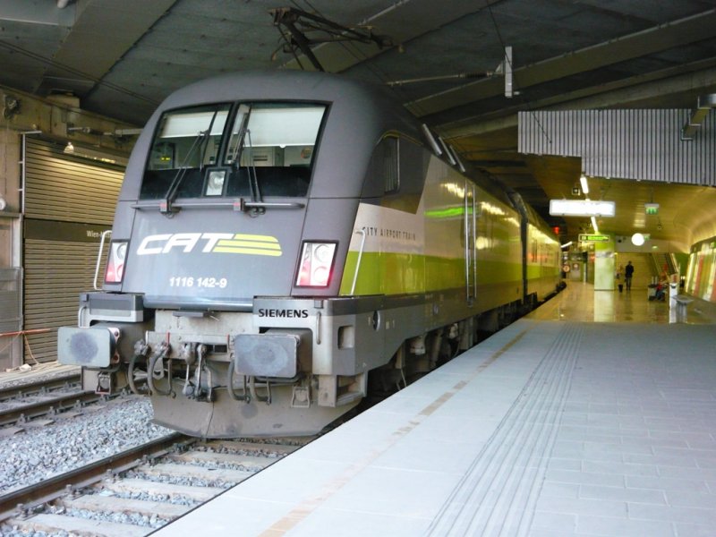 Die 1116-142 steht mit dem City Airport Train bereit zur Abfahrt zum Flughafen Wien Schwechat.