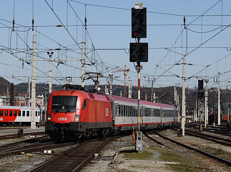 Die 1116 187 am 28.03.2009 mit einem OIC bei der Einfahrt in den Salzburger Hbf. 