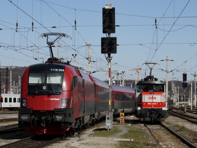 Die 1116 203 mit dem railjet bei der Ausfahrt aus dem Salzburger Hbf, auf dem Abstellgleis wartet die 1163 003 auf Ausfahrt. (28.03.2009)