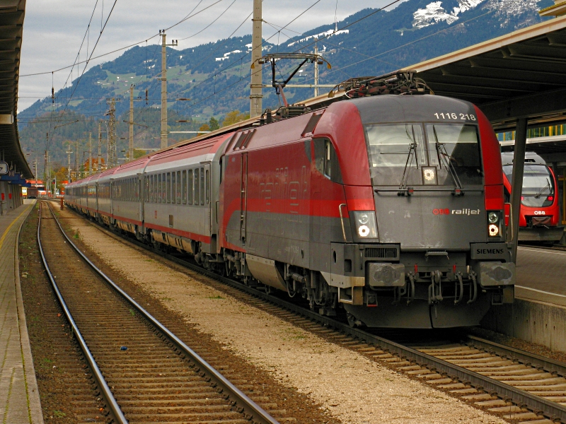 Die 1116 218 ist heute am EC 565 nach Salzburg. Fotographiert bei der Ausfahrt in Bludenz um 9.35 Uhr.