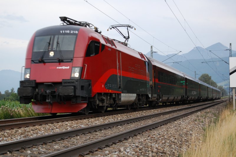 Die 1116 218 vor dem EC Railjet von Budapest nach Mnchen vor dem Bahnhof Prien a. Chiemsee am Abend des 17.7.09.