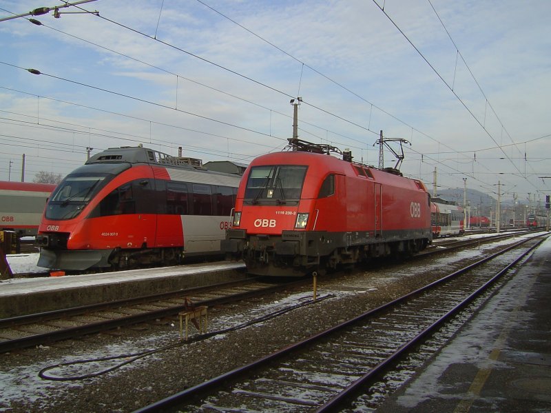 Die 1116 230 und der 4024 007 am 05.01.2008 in Salzburg HBF. 